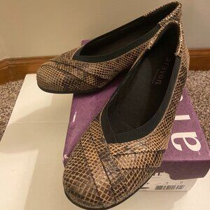 Aravon by New Balance Comfort Leather Pumps - Taupe/Brown - Size 8M - NIB